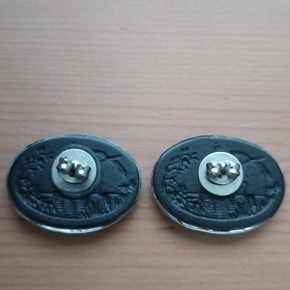 Vtg. Japanese Garden Reversed Painted Black w/ gold tone oval pierced earrings - Picture 3 of 6